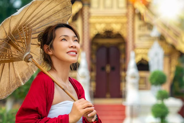 在泰国清迈寺的旧亭子里散步的亚洲游客 身穿传统的泰国北部服装 — 图库照片