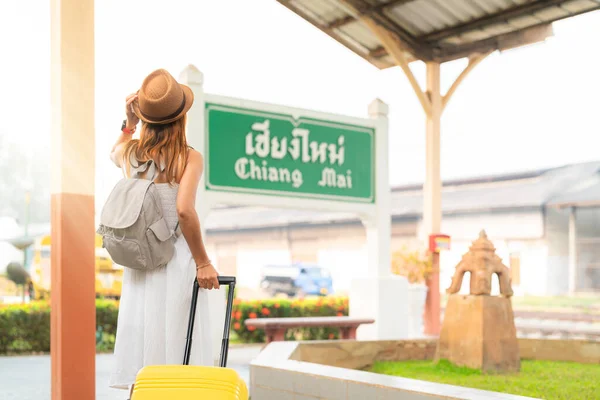 Viaggiatore Asiatico Con Borsa Viaggio Aspetta Treno Chiang Mai Stazione — Foto Stock