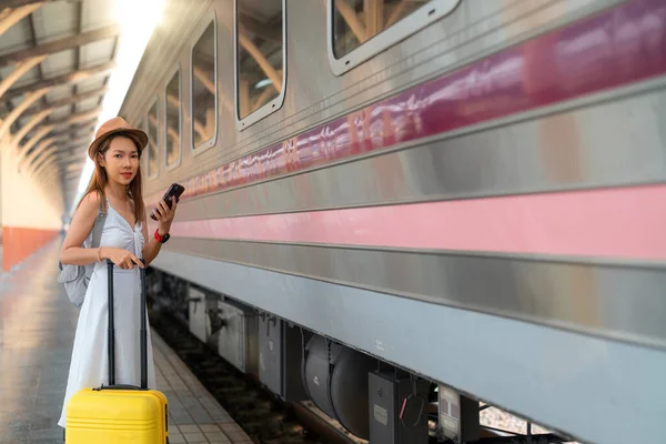 Asiático Viajante Com Saco Viagem Esperar Trem Chiang Mai Estação — Fotografia de Stock