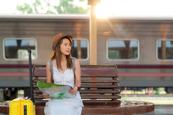 Asiatische Reisende Mit Reisetasche Und Lageplan Warten Auf Einen Zug — Stockfoto
