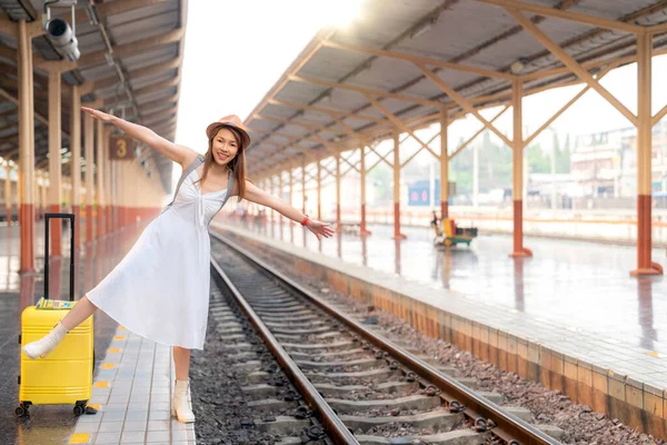 Путешественник Азии Использует Маску N95 Защиты Пыли Железнодорожной Станции Чиангмай — стоковое фото