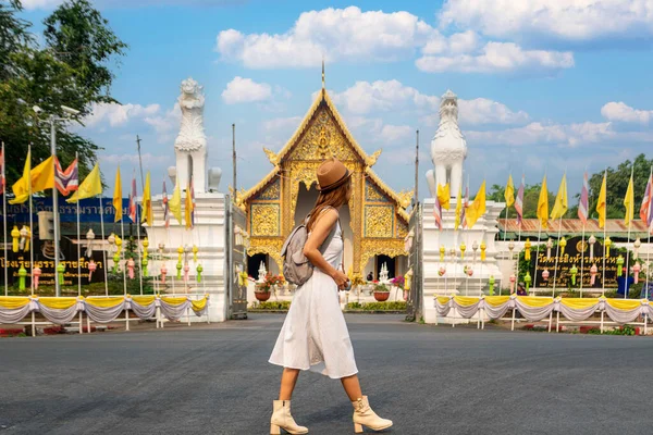 Azjatycki Podróżnik Chodzący Ulicą Białą Sukienką Podróżną Abd Bagpack Naprzeciwko — Zdjęcie stockowe