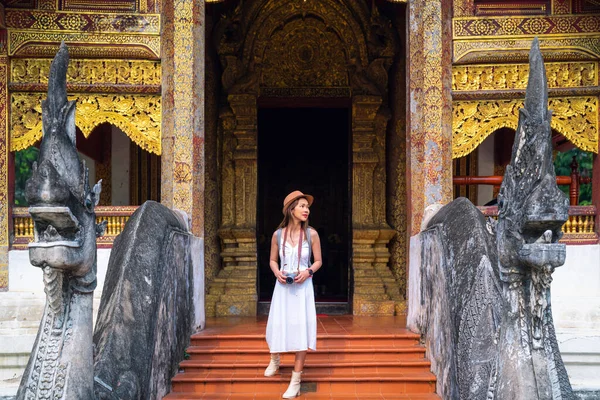 Asiatisch Reisende Frau Macht Ein Stadtbild Foto Mit Ihrem Smartphone — Stockfoto