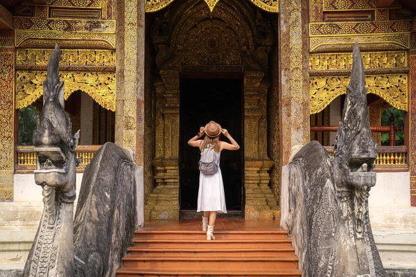 Azjatycki Podróżnik Chodzący Ulicą Białą Sukienką Podróżną Abd Bagpack Naprzeciwko — Zdjęcie stockowe