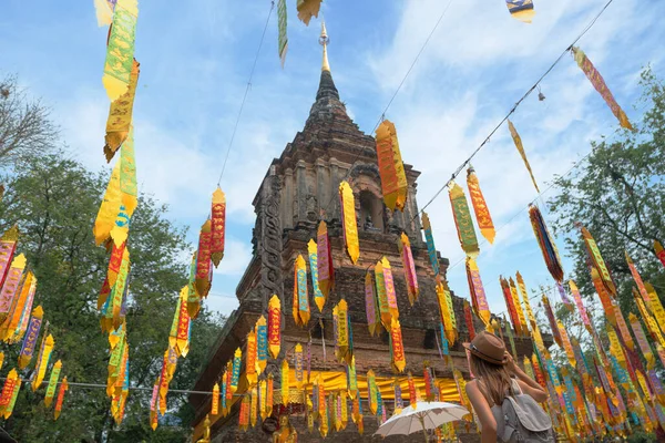 亚洲游客到泰国清迈市华洛寺宝塔拍照 — 图库照片