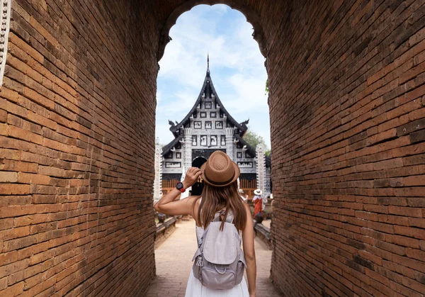 Asiático Viajante Tirar Uma Foto Para Pagode Wat Lok Moli — Fotografia de Stock