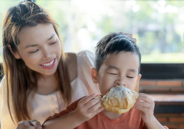 Ázsiai Anya Fiú Eszik Édes Croissant Étteremben Ital Asztalon — Stock Fotó