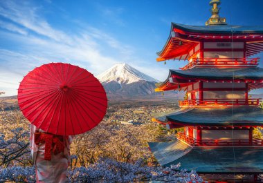 Kiraz çiçekli kırmızı chureito pagoda ve Fujiyama dağı Tokyo, Japonya 'da gün doğumunda