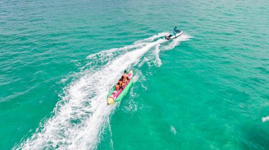 Tayland 'ın Phuket Adası' nda bir grup muz teknesi kumsalda oynuyor.