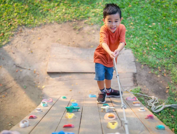 Azji Chłopiec Grać Zalesione Zabawka Trawie Zielony Ogród Miasto Park — Zdjęcie stockowe