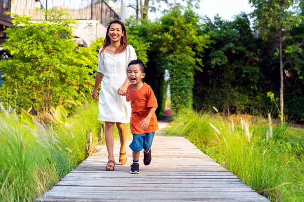 Aziatische Moeder Haar Som Lopen Samen Tuin Met Groen Gras — Stockfoto