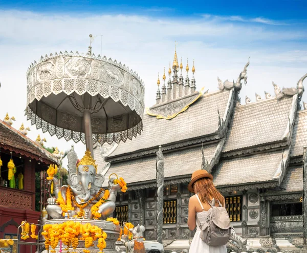 Azji Kobieta Podróżnik Białej Sukni Podróży Srebrny Kościół Wat Sri — Zdjęcie stockowe