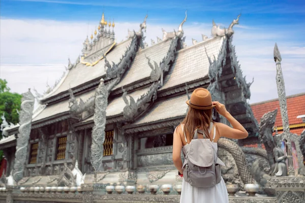 Asijky Žena Cestovatel Bílých Šatech Cestování Silver Church Wat Sri — Stock fotografie