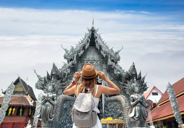 Asiatisk Kvinna Resenär Vit Klänning Resa Silver Kyrka Wat Sri — Stockfoto