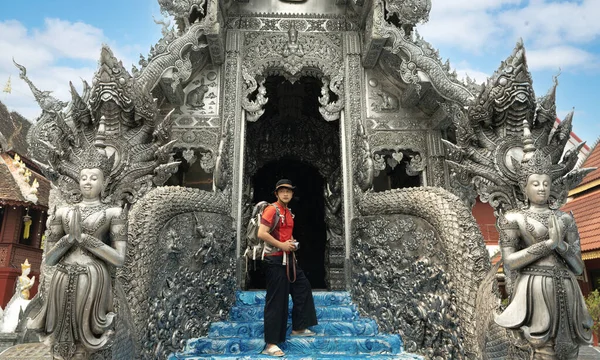 Azji Mężczyzna Podróżnik Białej Sukni Podróży Srebrny Kościół Wat Sri — Zdjęcie stockowe