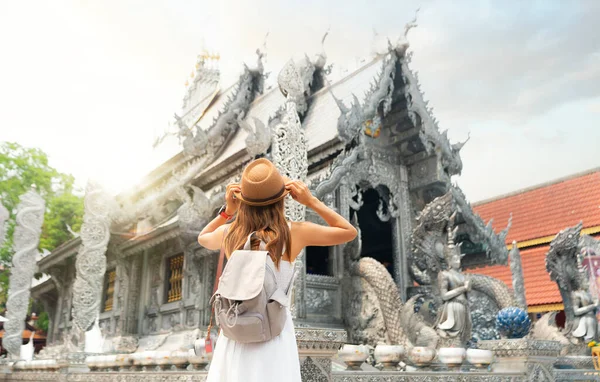 Ázsiai Utazó Fehér Ruhában Utazás Silver Templom Wat Sri Suphan — Stock Fotó