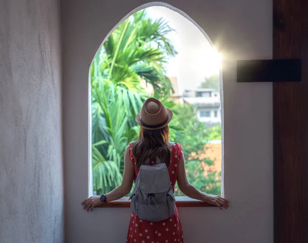 Azjatka Czerwonej Sukience Relaks Zobaczyć Widok Okna Ośrodku Chiang Mai — Zdjęcie stockowe