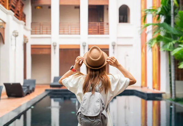 アジアの女性旅行者は タイのチェンマイにあるホテルのリゾート スイミングプールでリラックス — ストック写真
