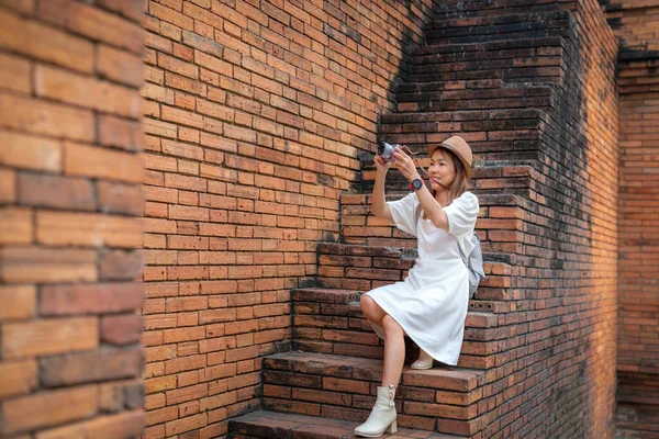 Azjatycki Podróżnik Kobieta Spacery Ulicy Chiang Mai Stary Mur Mieście — Zdjęcie stockowe
