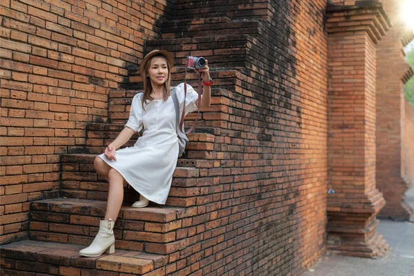 Asiatische Reisende Gehen Auf Der Straße Der Alten Mauer Von — Stockfoto