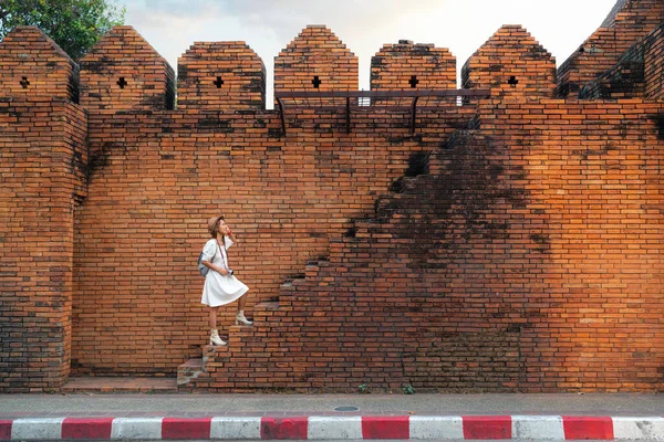 Азиатская Путешественница Идущая Улице Старой Стены Чиангмай Городе Чиангмай Таиланд — стоковое фото