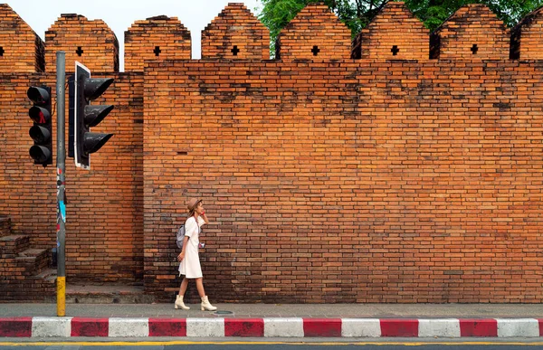 Asian Traveller Woman Walking Street Chiang Mai Old Wall Chiangmai — Stock Photo, Image