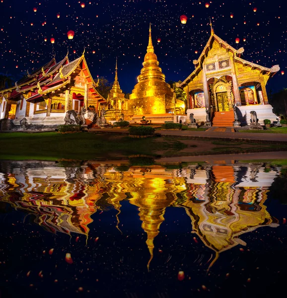 Phra Singh Tapınağı Gece Vakti Yağmur Mevsiminde Tayland Chiang Mai — Stok fotoğraf
