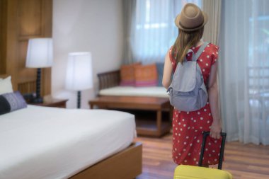 Vhiang Mai, Tayland 'daki gezisi arasındaki otel odasını kontrol edin ve kapıyı açın.