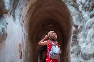 Tayland 'ın Chiang Mai şehrindeki yürüyüş sokağındaki hediyelik eşya dükkanından geleneksel eşyalar alan Asyalı bir kadın.