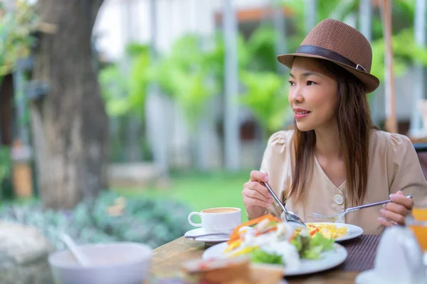 Azji Podróżnik Kobieta Jedzenie Śniadanie Formie Bufetu Restauracji Hotelowej Zewnątrz — Zdjęcie stockowe
