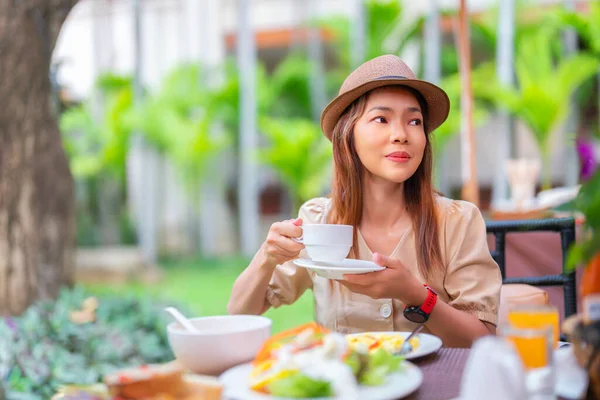 Азиатская Женщина Путешественница Завтракает Ресторане Отеля Открытой Территории Кофеином Салатом — стоковое фото