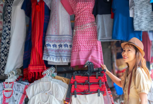 アジアの旅行者の女性は タイのチェンマイの通りを歩くお土産店で伝統的な商品を買い物 — ストック写真