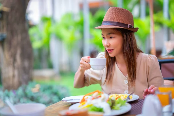 Asiatische Reisende Beim Frühstücksbuffet Hotelrestaurant Außenbereich Mit Cofee Und Salat — Stockfoto