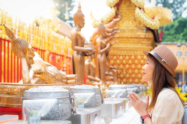 Viaggiatore Asiatico Donna Viaggiare Wat Phrathat Doi Suthep Con Statua — Foto Stock