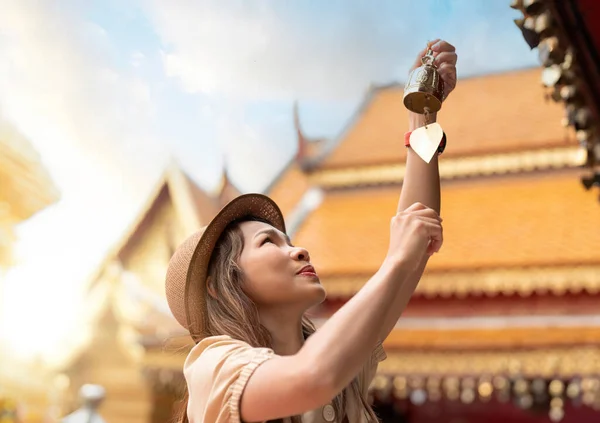 在泰国清迈 亚洲女旅行家乘坐的是带着佛像的Wat Phrathat Doi Suthep — 图库照片