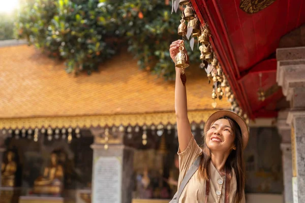 Mujer Viajera Asiática Viaja Wat Phrathat Doi Suthep Con Estatua —  Fotos de Stock