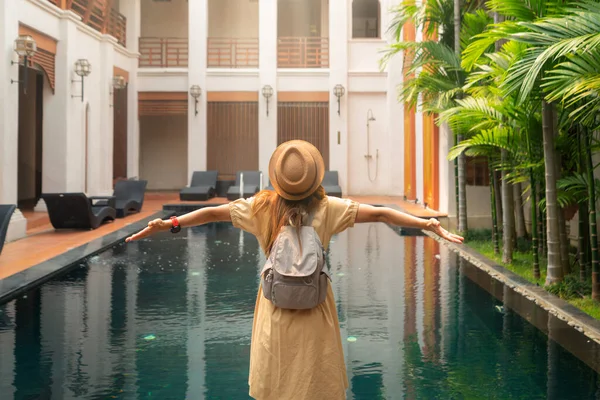 アジアの女性旅行者は タイのチェンマイにあるホテルのリゾート スイミングプールでリラックス — ストック写真