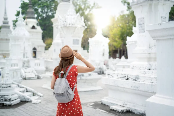 Mulher Asiática Viajante Vestido Branco Viajar Silver Igreja Wat Sri — Fotografia de Stock