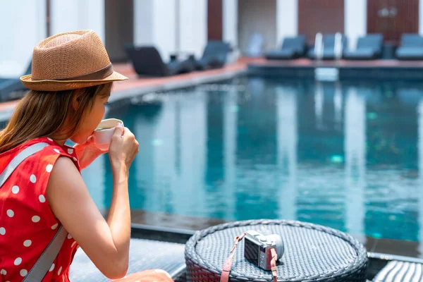치앙마이에 호텔에서 리조트와 수영장에서 휴식을 취하는 아시아 여행객 — 스톡 사진