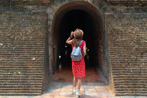 Азиатка Белом Платье Путешествует Храме Ват Умонг Городе Чиангмай Тахиланд — стоковое фото