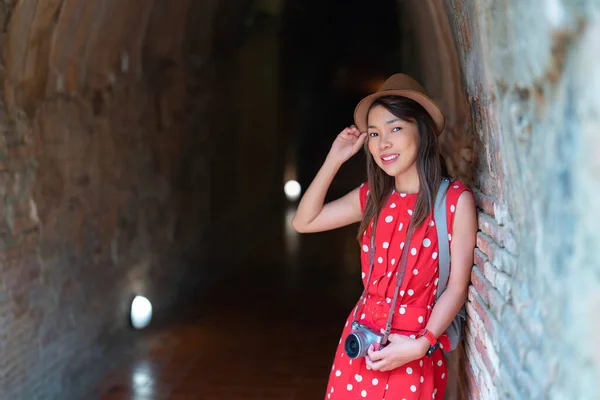 白いドレスを着たアジアの女性旅行者は タイのチェンマイ市のUmong寺で旅行します — ストック写真