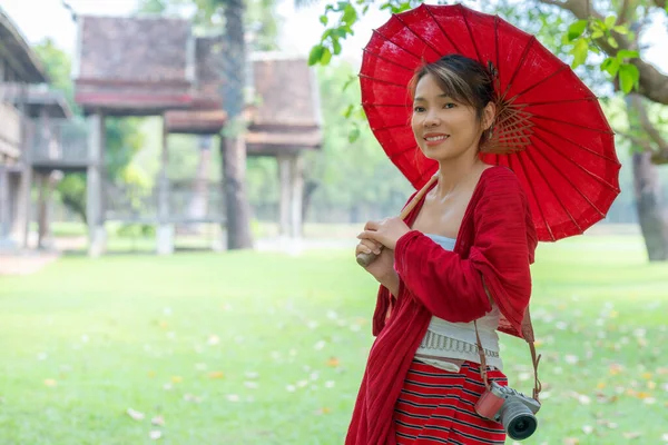 Mujer Viajera Asiática Vestido Lanna Tradicional Templo Para Tomar Una —  Fotos de Stock