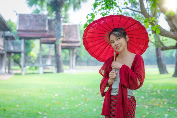 Donna Viaggiatrice Asiatica Tradizionale Abito Lanna Nel Tempio Scattare Una — Foto Stock