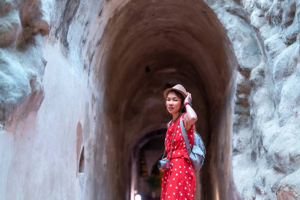 Viaggiatore Asiatico Donna Shoping Traditioanl Merci Souvenir Negozio Walking Street — Foto Stock