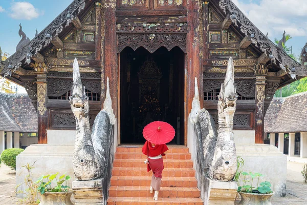 大连山清迈古寺内的亚洲妇女传统红衣旅行者 — 图库照片