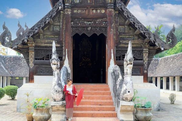 Mulher Asiática Viajante Vestido Vermelho Intradicional Viajar Antigo Templo Chiang — Fotografia de Stock