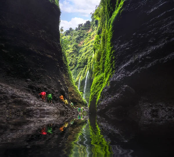 Азиатский Путешественник Человек Водопаде Мадакарипура Ява Индонезия Концепция Путешествия Открытие — стоковое фото