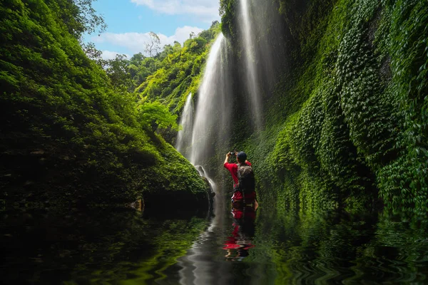 Азиатский Путешественник Человек Водопаде Мадакарипура Ява Индонезия Концепция Путешествия Открытие — стоковое фото