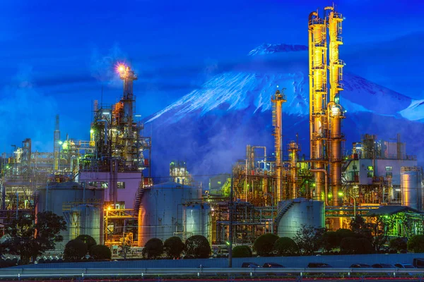 富士山背景的日本炼油厂夜间生产 — 图库照片