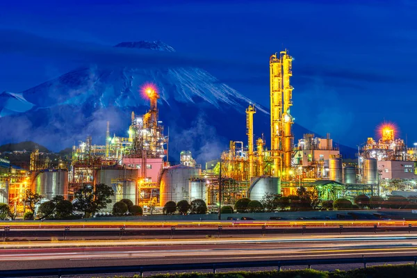 Нефтеперерабатывающий Завод Японии Горным Фоном Фудзи Ночное Время — стоковое фото